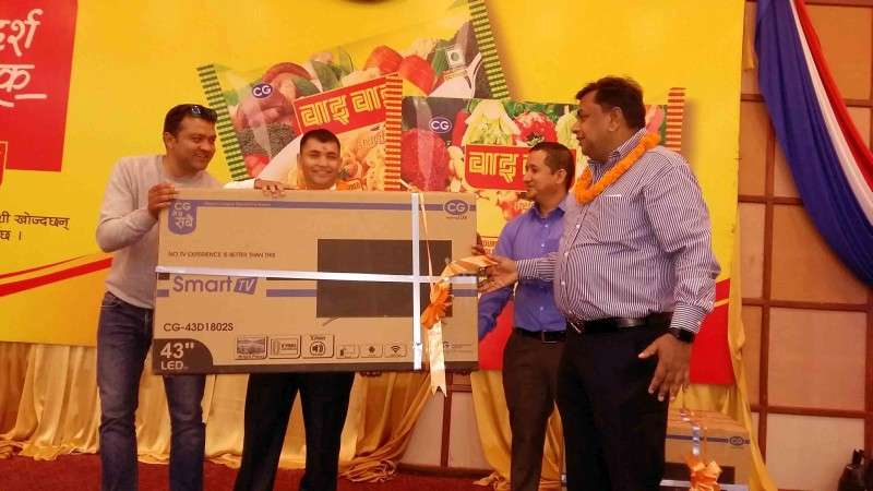 Wai-Wai distributes prizes to Lucky Draw Winners