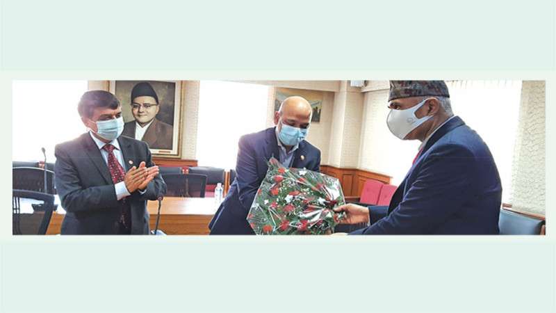 Finance Minister Pledges to Cooperate with Private Sector