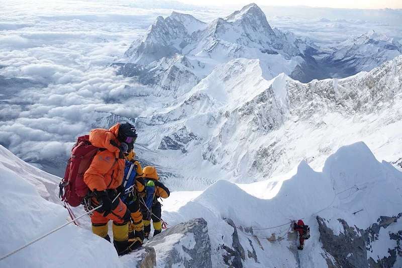 Over 400 Granted Permits to Climb Everest   