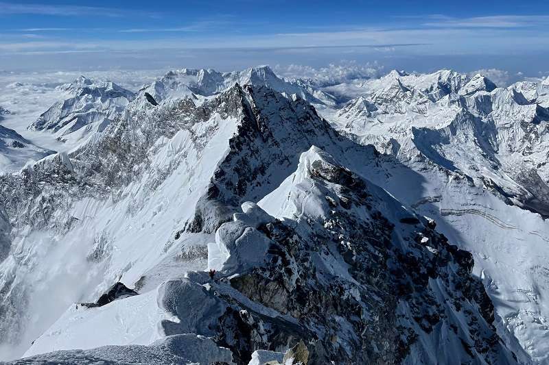 16-Year-Old Chinese Girl Scales Everest