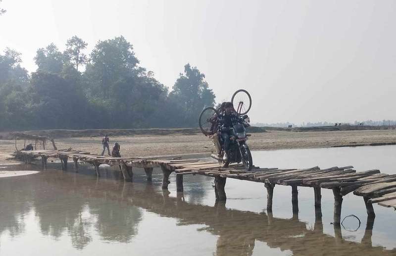 Locals of Laljhadi Forced to Pay Money to Cross Doda River