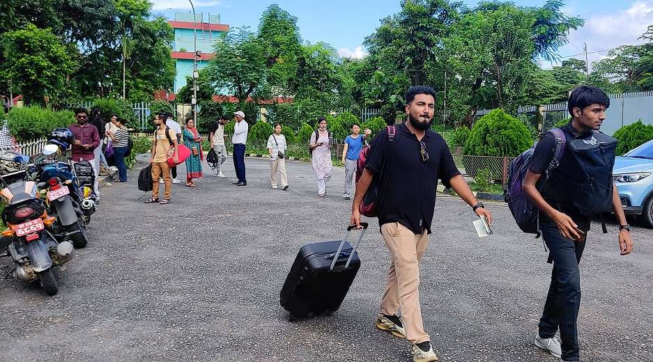 420 Nepali Students Return from Bangladesh   