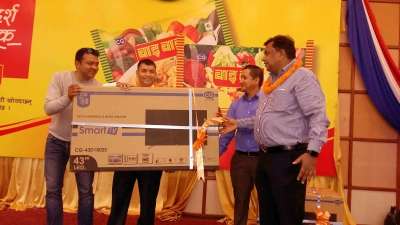 Wai-Wai distributes prizes to Lucky Draw Winners