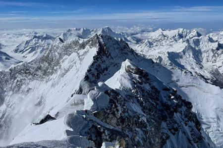 16-Year-Old Chinese Girl Scales Everest